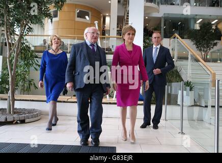 Premier Ministre de l'Ecosse Nicola Sturgeon rencontre le président d'Irlande, Michael D. Higgins et sa femme Sabine et Joe McHugh, Ministre d'État à la Diaspora et l'aide au développement à l'édifice du gouvernement écossais à l'Atlantic Quay à Glasgow, le premier jour de sa visite à l'Écosse. Banque D'Images