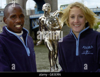 Marathon de Londres 2005 - Tower Bridge Photocall.Martin LEL au Kenya et Paula Radcliffe en Grande-Bretagne avec le trophée des gagnants. Banque D'Images