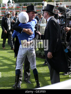 Le jockey de l'âge spatial William Buick célèbre avec l'entraîneur gagnant Charlie Appleby après la victoire dans les enjeux du Roi George V pendant la Dames Day, le troisième jour de la réunion de Royal Ascot 2015 à l'hippodrome d'Ascot, Berkshire. Banque D'Images