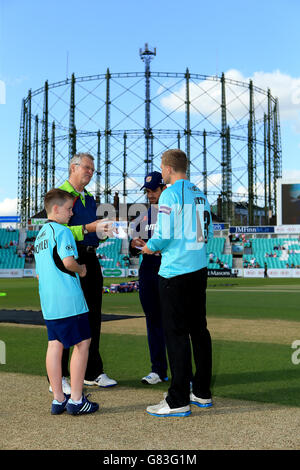 Cricket - NatWest t20 Blast - Southern Division - Surrey v Essex Eagles - Kia Oval.Gareth Batty de Surrey (à droite) et Ryan Ten Doeschate d'Essex Eagles (deuxième à droite) parlent à la mascotte de la journée Banque D'Images