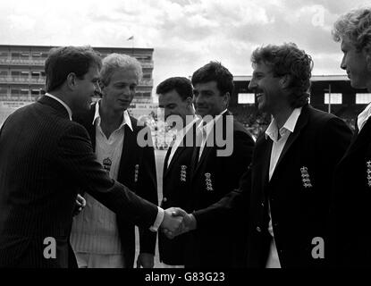 Cricket - quatrième test de Cornhill - Angleterre / Australie - Old Trafford.Le capitaine de cricket de l'Angleterre David Gower (2e à gauche) présente le All-Rounder Ian Botham au Duke of York (L) pendant l'intervalle du déjeuner. Banque D'Images