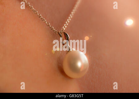 Collier de perle avec pendentif en argent olive laisser close-up dans le soleil Banque D'Images