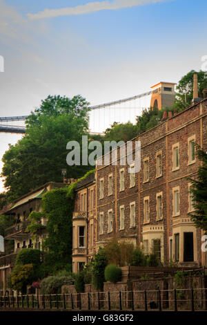 Passage sous le pont suspendu de Clifton bristol maisons victorienne avec terrasse en bordure d'avon Banque D'Images