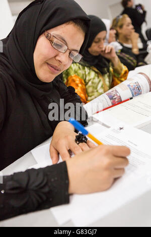 Les femmes assistent à une soirée de cours d'alphabétisation fonctionnelle des adultes à Agadir, au Maroc. Banque D'Images