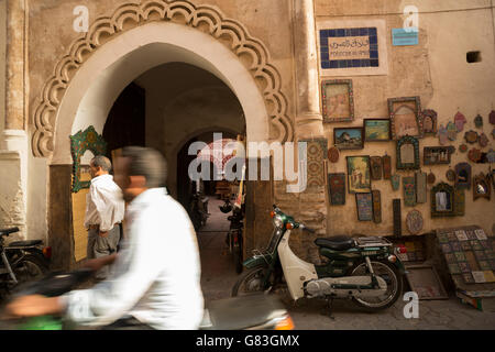 Les résidents locaux et les touristes dash dans les rues étroites de la médina de Marrakech, Maroc. Banque D'Images