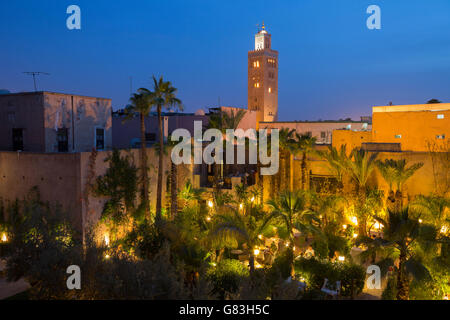 Un minaret de la Koutoubia se dresse sur la médina de Marrakech, Maroc. Banque D'Images