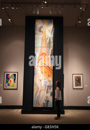 Un visiteur regarde « la ville de Paris, la Femme et la Tour Eiffel », un tableau monumental de Robert Delaunay au Masterpiece London 2015, au Royal Hospital Chelsea, Londres. Banque D'Images