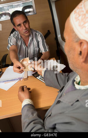 Une banque mobile opère à partir de l'arrière d'un van dans la ville d'Ouaouezeet Azilala, en province, au Maroc. Banque D'Images