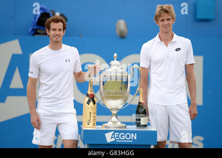 Tennis - Championnat AEGON 2015 - septième jour - le Queen's Club.Andy Murray, vainqueur en Grande-Bretagne (à gauche), et Kevin Anderson, en Afrique du Sud, après le match Banque D'Images