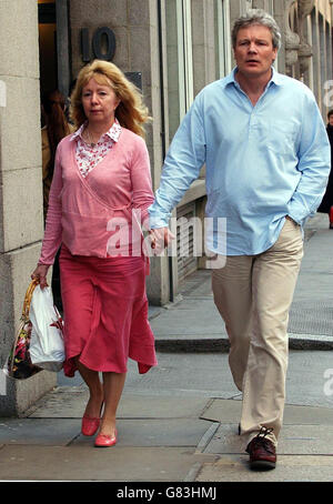 Meurtre - Billie-JO Jenkins - Old Bailey.L'ancien professeur d'école Sion Jenkins arrive au Old Bailey avec sa nouvelle femme Christina. Banque D'Images