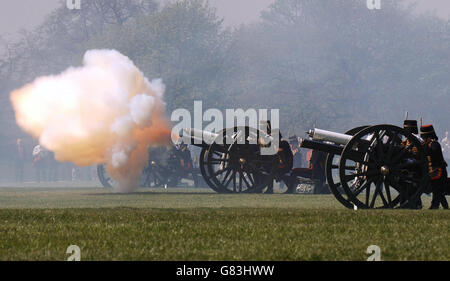 La troupe de Kings Artillerie royale en action, tirant un hommage de 41 armes à feu en l'honneur du 79e anniversaire de la reine Elizabeth II de Grande-Bretagne. Banque D'Images