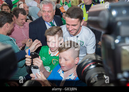 La République d'Irlande Robbie Brady comme l'équipe d'arriver à satisfaire fans à l'aéroport de Dublin. Banque D'Images