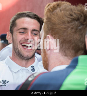 La République d'Irlande Robbie Brady comme l'équipe d'arriver à satisfaire fans à l'aéroport de Dublin. Banque D'Images