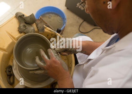 Un étudiant travaille dans l'atelier de poterie à l'Institut des Arts Traditionnels à Fès, au Maroc. Banque D'Images