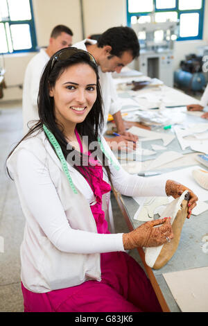 Les élèves apprennent cordonnerie, la conception et le travail du cuir à l'Institut des Arts Traditionnels à Fès, au Maroc. Banque D'Images