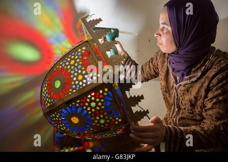 Un artisan crée des luminaires traditionnels dans son atelier de Fes, Maroc. Banque D'Images