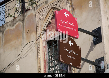 Les indications pour l'auto-Visites guidées à pied à guider les touristes dans l'ancienne médina de Fes, Maroc Banque D'Images