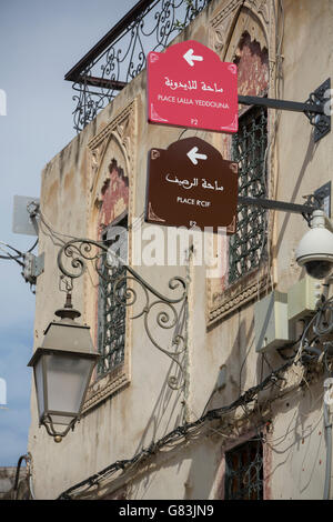 Les indications pour l'auto-Visites guidées à pied à guider les touristes dans l'ancienne médina de Fes, Maroc Banque D'Images