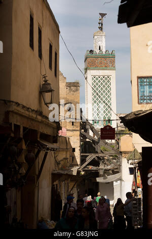 Un ancien minaret domine les rues de l'ancienne médina de Fès, Maroc. Banque D'Images