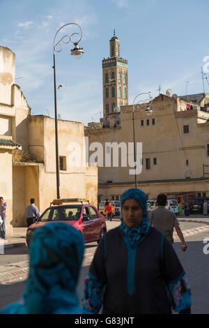 Un ancien minaret domine les rues de l'ancienne médina de Fès, Maroc. Banque D'Images