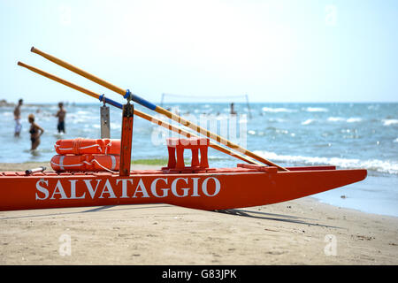 Rome, Italie - 12 août 2015 : les gens s'amuser et se détendre dans une plage italienne, un bateau de sauvetage rouge dans l'avant Banque D'Images