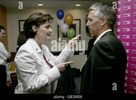 Les patrons du CLIC Sargent, l'épouse du Premier ministre Cherie Booth et le footballeur Gary Lineker lors d'une conférence de presse. Banque D'Images