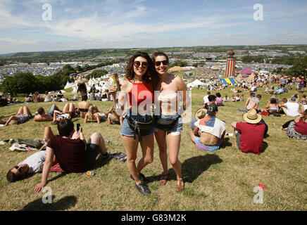 Festivalgoers appréciant le temps chaud au Festival de Glastonbury, à la ferme digne de Somerset. Banque D'Images