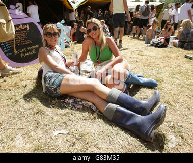 Les festivaliers Natasha carter (à gauche), 30 ans, et Jade Elgey, 24 ans, tous deux de Middlesbrough, apprécient le temps chaud au Festival Glastonbury, à la ferme digne de Somerset. Banque D'Images