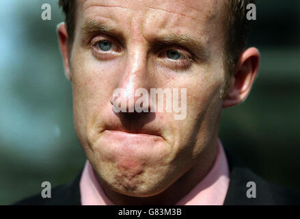 Lee Bowyer, de Newcastle United, quitte le siège social de la FA à Soho Square. Bowyer a été suspendu aujourd'hui pour trois autres matchs par l'Association de football pour son buste sur le terrain avec Kieron Dyer, coéquipier de Newcastle. Bowyer et Dyer ont été envoyés pour des coups pendant la défaite à la maison 3-0 par Aston Villa le 2 avril. Banque D'Images