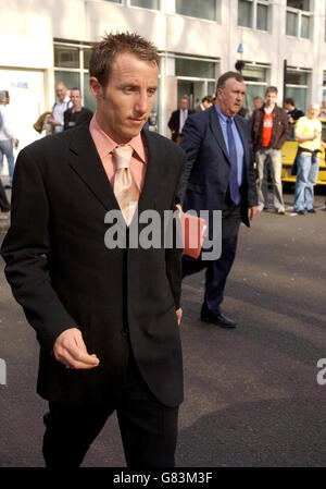 Lee Bowyer, de Newcastle United, quitte le siège social de la FA à Soho Square. Bowyer a été suspendu aujourd'hui pour trois autres matchs par l'Association de football pour son buste sur le terrain avec Kieron Dyer, coéquipier de Newcastle. Bowyer et Dyer ont été envoyés pour des coups pendant la défaite à la maison 3-0 par Aston Villa le 2 avril. Banque D'Images