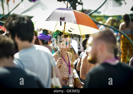 Festivalgoers appréciant le temps chaud au Festival de Glastonbury, à la ferme digne de Somerset. Banque D'Images