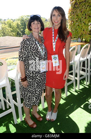 Alex Jones et sa mère Mary aident Robinsons à célébrer leur partenariat de 80 ans avec Wimbledon dans la suite Robinsons au All England tennis Club de Wimbledon, dans le sud-ouest de Londres. Banque D'Images