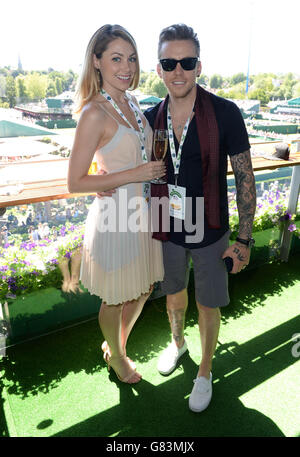 Danny Jones et sa femme Georgie Jones aident Robinsons à célébrer leur partenariat de 80 ans avec Wimbledon dans la suite Robinsons du All England tennis Club de Wimbledon, dans le sud-ouest de Londres. Banque D'Images