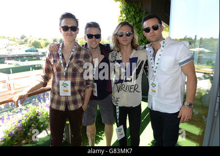 Tom Fletcher, Danny Jones, Dougie Poynter et Harry Judd de McBusted aident Robinsons à célébrer leur partenariat de 80 ans avec Wimbledon dans la suite Robinsons au All England tennis Club de Wimbledon, dans le sud-ouest de Londres. Banque D'Images