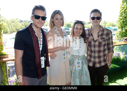 Danny Jones (à gauche) avec sa femme Georgie Jones et Tom Fletcher (à droite) avec sa femme Giovanna Fletcher aident Robinsons à célébrer leur partenariat de 80 ans avec Wimbledon dans la suite Robinsons au All England tennis Club de Wimbledon, dans le sud-ouest de Londres. Banque D'Images