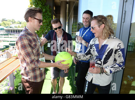 USAGE ÉDITORIAL SEULS Tom Fletcher (à gauche), Danny Jones (au centre à gauche) et Dougie Poynter (à droite) aident Robinsons à célébrer leur partenariat de 80 ans avec Wimbledon dans la suite Robinsons du All England tennis Club de Wimbledon, dans le sud-ouest de Londres. Banque D'Images