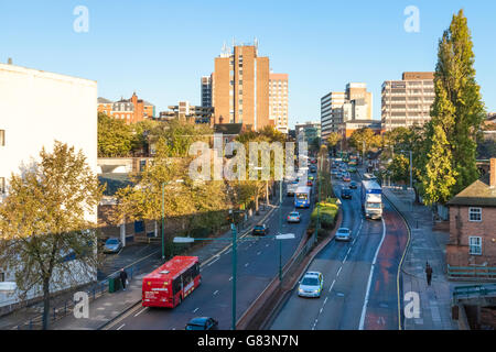 Matin le trafic sur une route de la ville de Nottingham, Angleterre, RU Banque D'Images