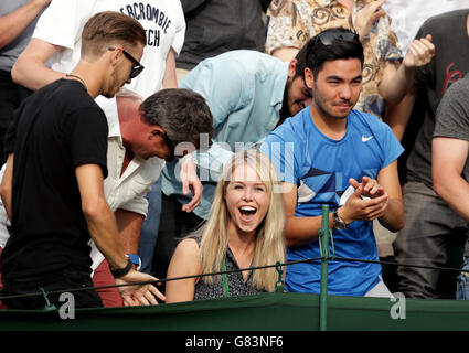 Jenny Bate, petite amie de Marcus Willis, célèbre sa victoire sur Ricardas Berandis lors du premier jour des championnats de Wimbledon au All England Lawn tennis and Croquet Club, Wimbledon. Banque D'Images