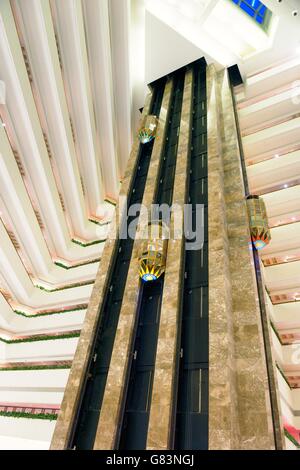 Le Sheraton Grand Doha Resort and Convention Hotel sur la Corniche à West Bay, Doha, Qatar. Ascenseurs dans l'atrium central Banque D'Images