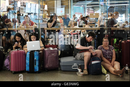 Les voyageurs attendent à la gare de St Pancras à Londres après que les services Eurostar vers Paris et Bruxelles aient été suspendus, des employés de ferry français en grève ayant bloqué le tunnel sous la Manche. Banque D'Images