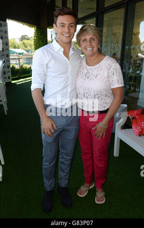 Tom Daley et son entraîneur Jane Figueiredo aident Robinsons à célébrer leur partenariat de 80 ans avec Wimbledon dans la suite Robinsons au All England tennis Club de Wimbledon, dans le sud-ouest de Londres. Banque D'Images