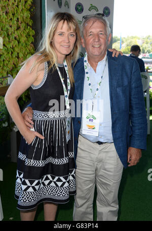 USAGE ÉDITORIAL SEUL Edith Bowman et son père Sandy aident Robinsons à célébrer leur partenariat de 80 ans avec Wimbledon dans la suite Robinsons au All England tennis Club de Wimbledon, dans le sud-ouest de Londres. Banque D'Images