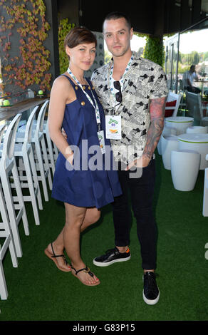 USAGE ÉDITORIAL SEULES Emma Willis et Matt Willis aident Robinsons à célébrer leur partenariat de 80 ans avec Wimbledon dans la suite Robinsons au All England tennis Club de Wimbledon, dans le sud-ouest de Londres. Banque D'Images