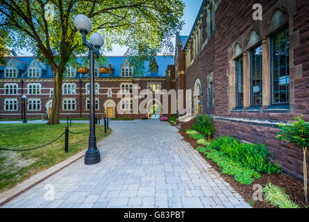 Passerelle et la longue marche des bâtiments de Trinity College, à Hartford, Connecticut. Banque D'Images
