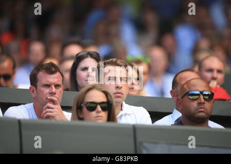 Richard Hampson (au centre), psychologue sportif, pendant la deuxième journée des championnats de Wimbledon au All England Lawn tennis and Croquet Club, Wimbledon. Banque D'Images