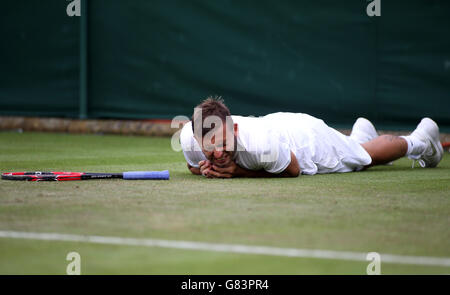 Daniel Evans regarde la douleur après un glissement le premier jour des championnats de Wimbledon au All England Lawn tennis and Croquet Club, Wimbledon. Banque D'Images