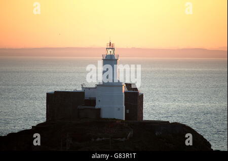 Phare de Mumbles Swansea Bay, Bracelet avec lever de soleil à travers la vitre tower - indispensable pour navires et bateaux Banque D'Images