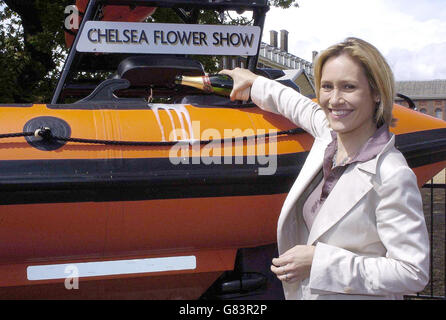 Sophie Raworth, présentatrice de la BBC TV, nomme le dernier ajout à la flotte RNLI, lors d'une cérémonie à Londres.Le B-802, connu sous le nom de Chelsea Flower Show, sera affecté à la flotte de secours RNLI et est le premier bateau de la classe Atlantique 85 à voir le service. Banque D'Images