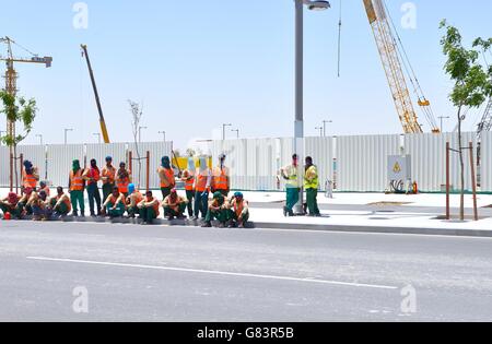 Marina District de la nouvelle ville en développement rapide de Lusail, Qatar. Les travailleurs immigrés de la construction de chantiers attendent le transport Banque D'Images