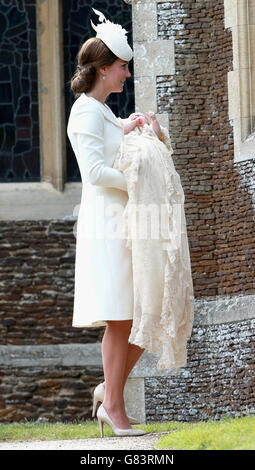 La duchesse de Cambridge porte la princesse Charlotte alors qu'ils arrivent à l'église Sainte-Marie-Madeleine à Sandringham, Norfolk, comme la princesse Charlotte sera baptisée devant la reine et sa famille proche. Banque D'Images